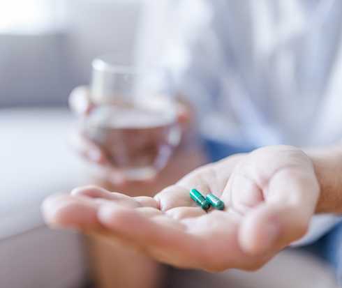 Eine Transplantationspatientin nimmt zur Prophylaxe vor Infektionen Medikamente