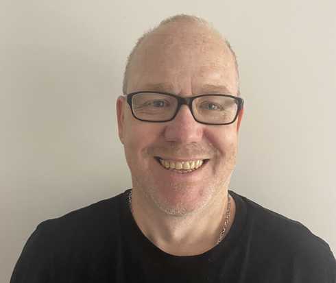 Patient Bernd lächelt in die Kamera