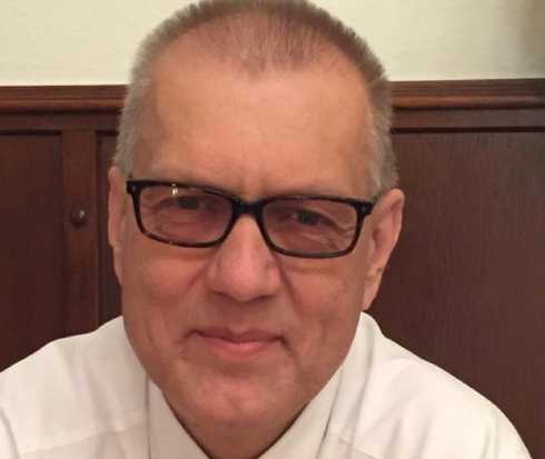 Patient Ralf lächelt in die Kamera