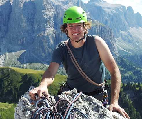 Patient Sebastian beim Klettern