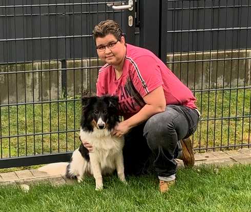 Patientin Alexandra zusammen mit ihrem Hund