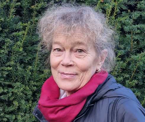 Patientin Birgit lächelt in die Kamera