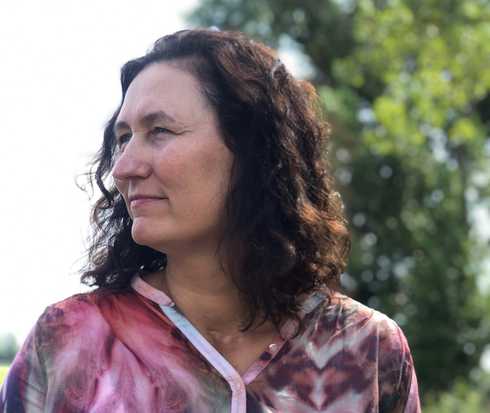 Patientin Monika schaut in die Ferne in Richtung Sonne