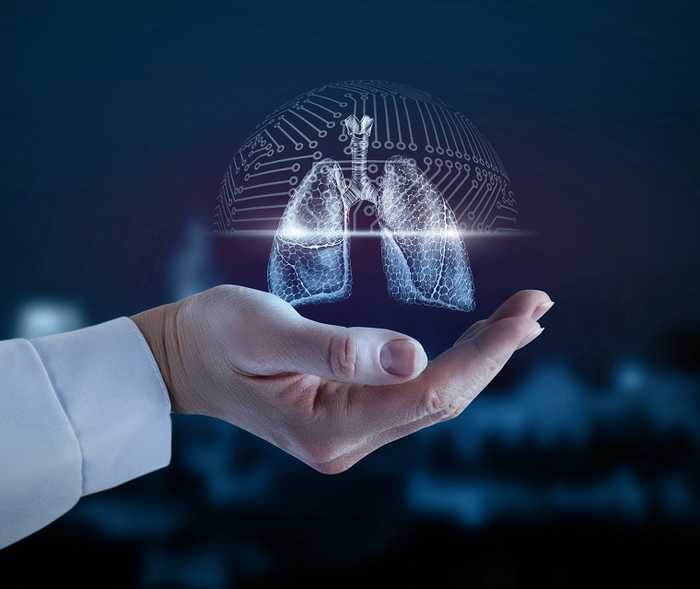 Das Bild zeigt eine Hand, über der eine Lunge schwebt