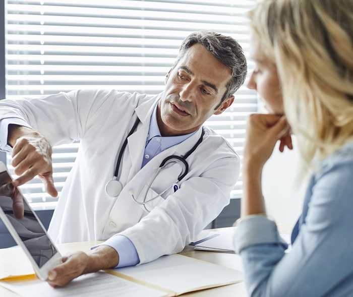 Ein Arzt klärt eien Transplantationspatientin auf