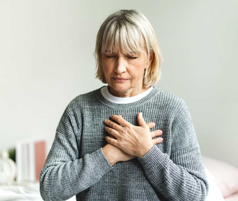 Frau kreuzt Hände über der Brust