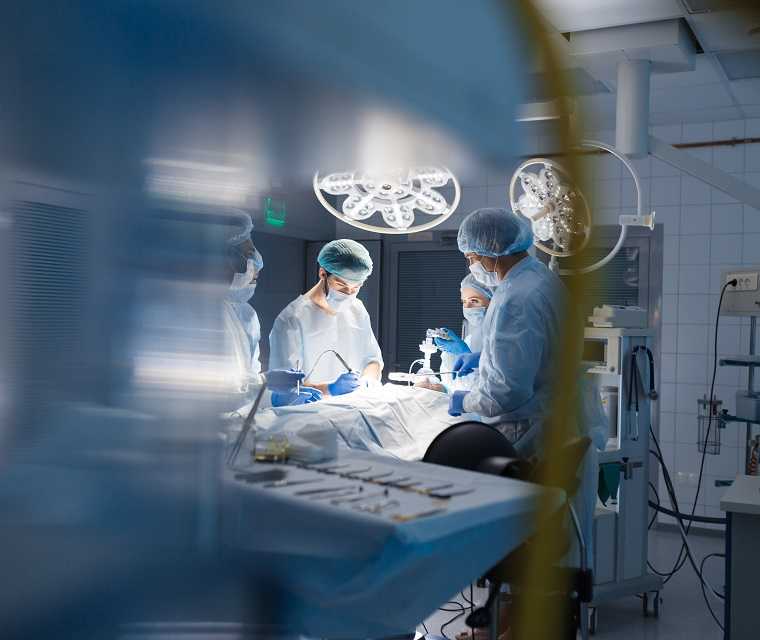 Bild eines OP-Saals mit Ärzten