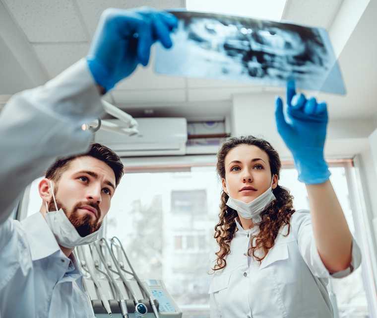 Zwei Ärzte untersuchen ein Röntgenbild