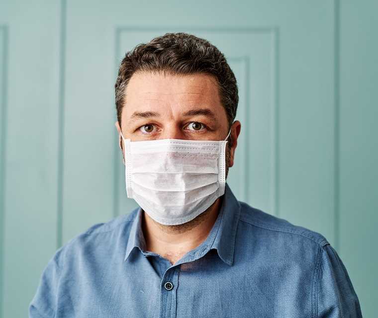 Ein Transplantationspatient mit medizinischer Mund-Nase-Schutzmaske