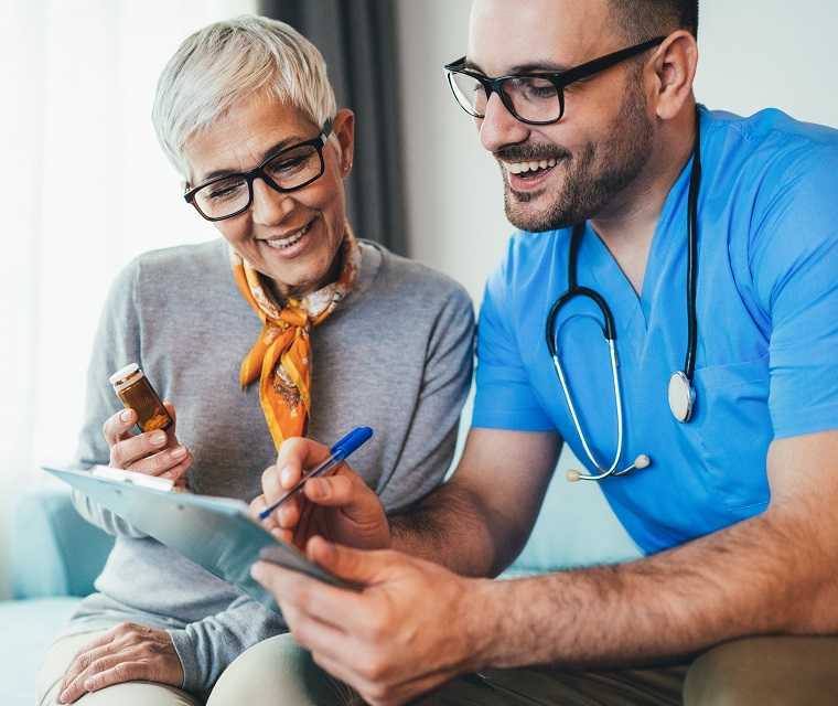 Ein Arzt erklärt einer Pantientin die Transplantation eines Organs