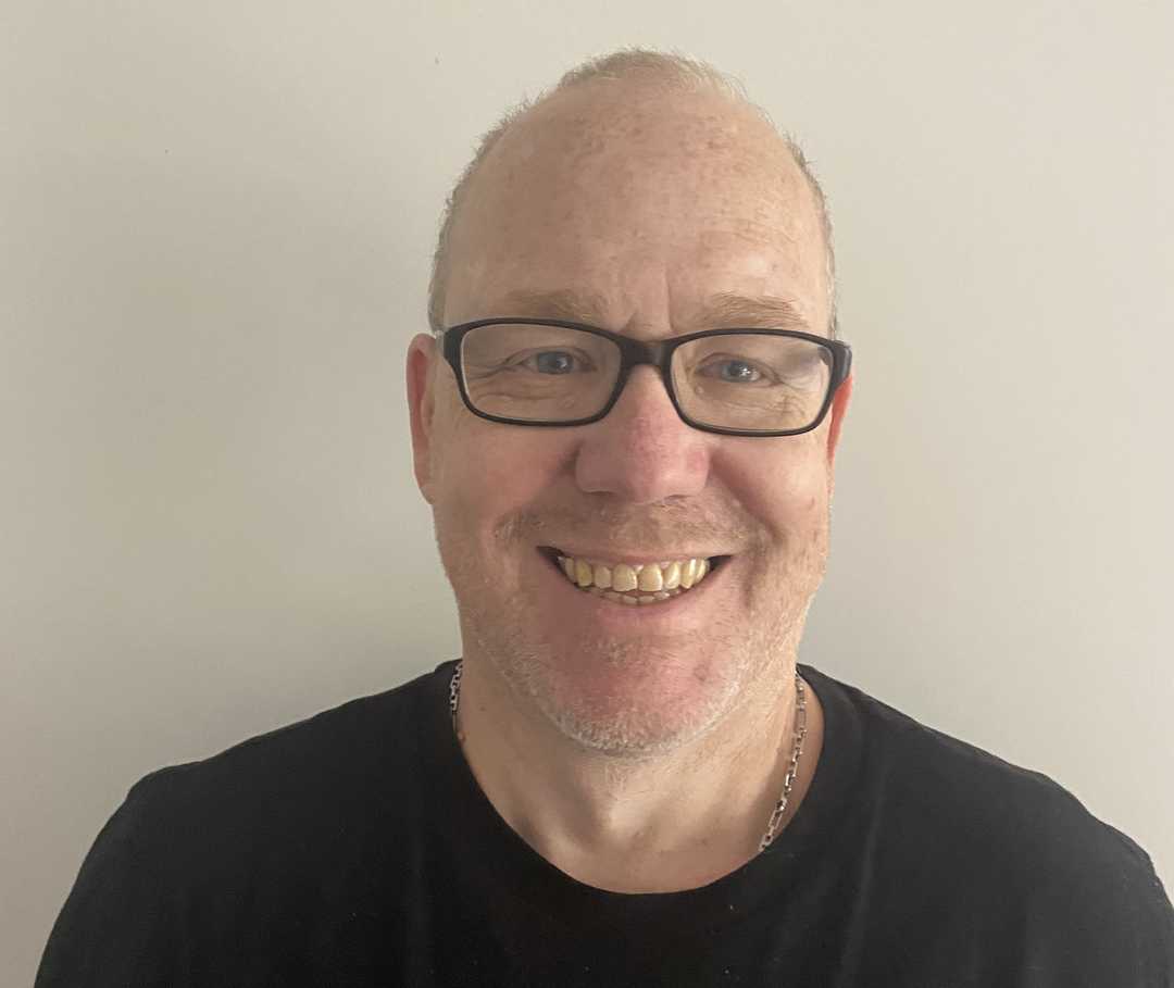 Patient Bernd lächelt in die Kamera